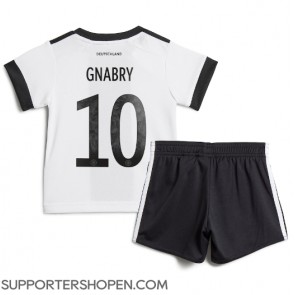 Tyskland Serge Gnabry #10 Hemmatröja Barn VM 2022 Kortärmad (+ korta byxor)